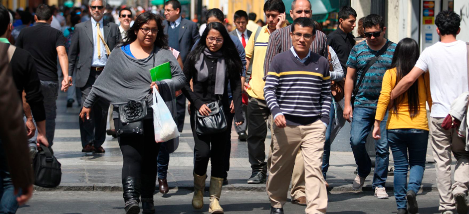 Foto gente caminando ANDINA web